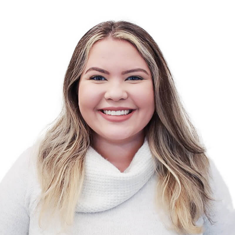 Headshot of Julia Andrade